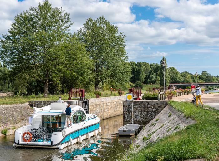 Houseboat tours